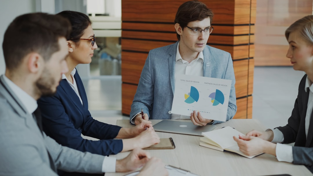 Analyse von Finanzdiagrammen auf einem Tablet